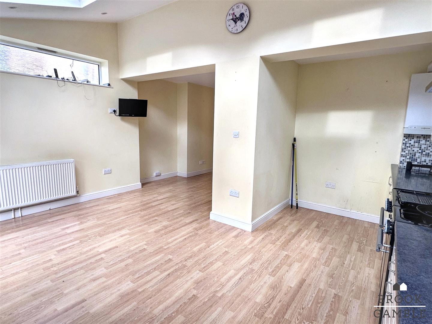 3 Bedroom House - Semi-Detached. Manvers Road in Eastbourne, 8